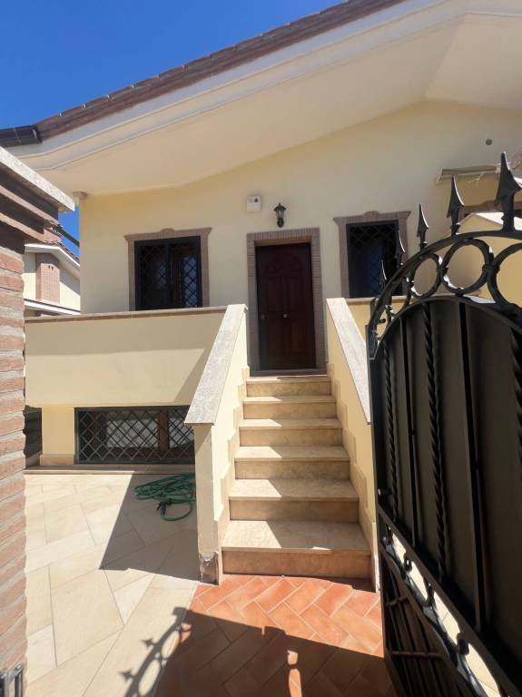 casa indipendente in vendita a Roma in zona Acilia