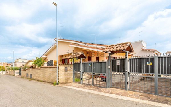 casa indipendente in vendita a Roma in zona Castelverde