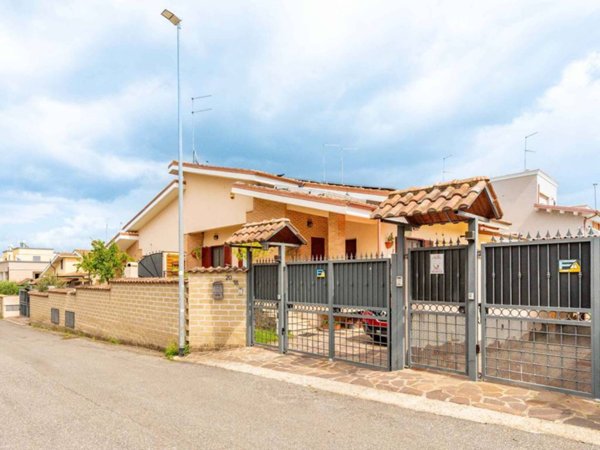 casa indipendente in vendita a Roma in zona Castelverde