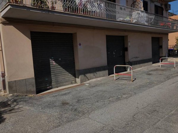 locale commerciale in vendita a Roma in zona Finocchio