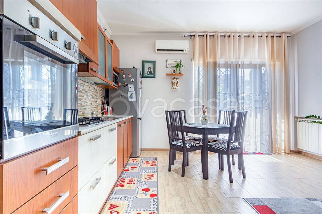 appartamento in vendita a Roma in zona Lago Regillo