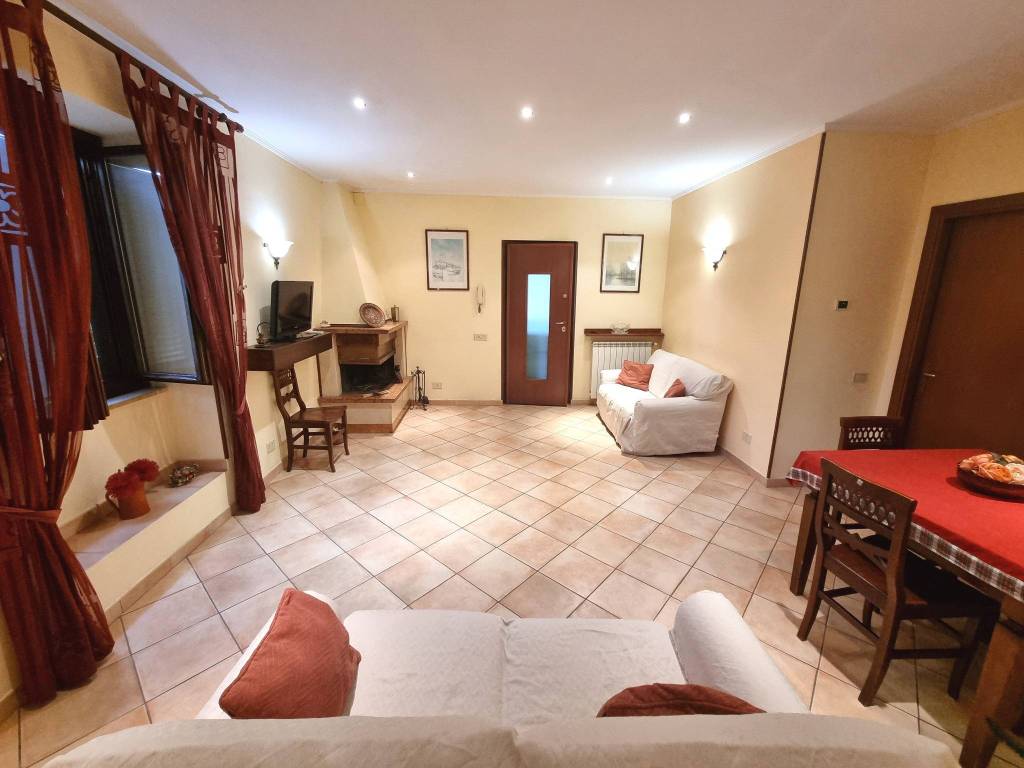 appartamento in vendita a Roma in zona Pantan Monastero