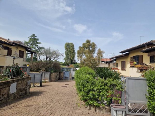 casa indipendente in vendita a Roma in zona Massimina/Casal Lumbroso