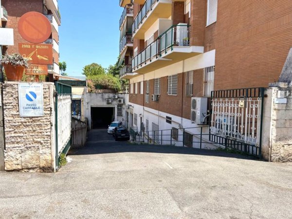 locale commerciale in vendita a Roma