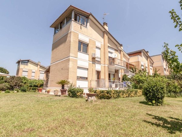 casa indipendente in vendita a Roma in zona Casal Palocco