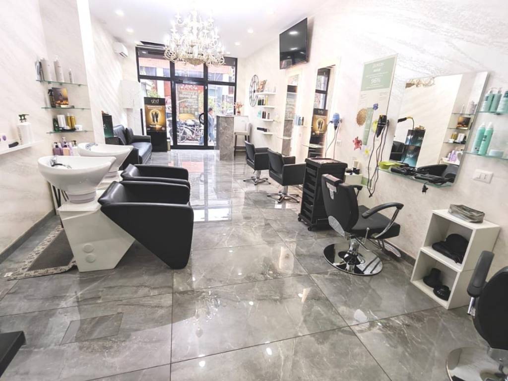 negozio in vendita a Roma in zona Tuscolano