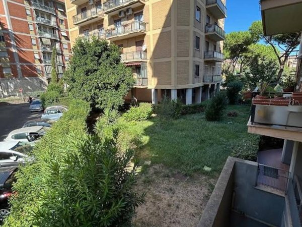 appartamento in vendita a Roma in zona Torre Spaccata