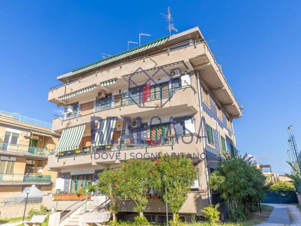 appartamento in vendita a Roma in zona Torre Angela