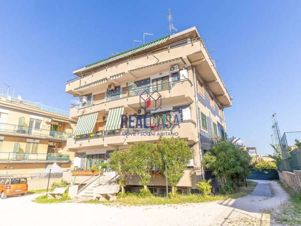 appartamento in vendita a Roma in zona Torre Angela