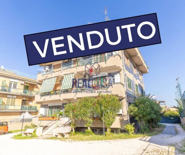 appartamento in vendita a Roma in zona Torre Angela