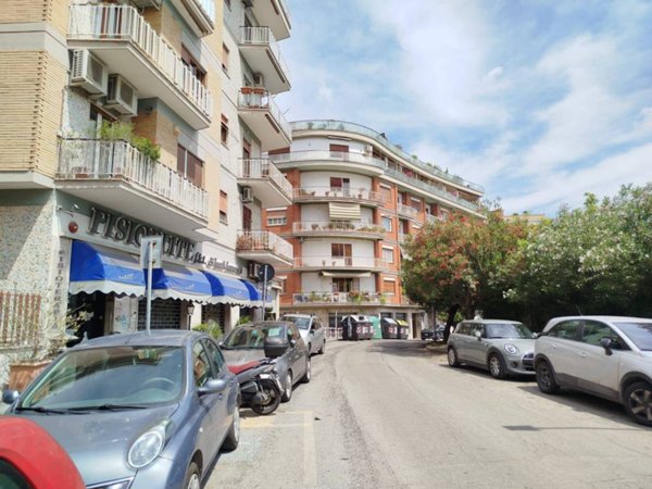 negozio in vendita a Roma in zona Appio Latino