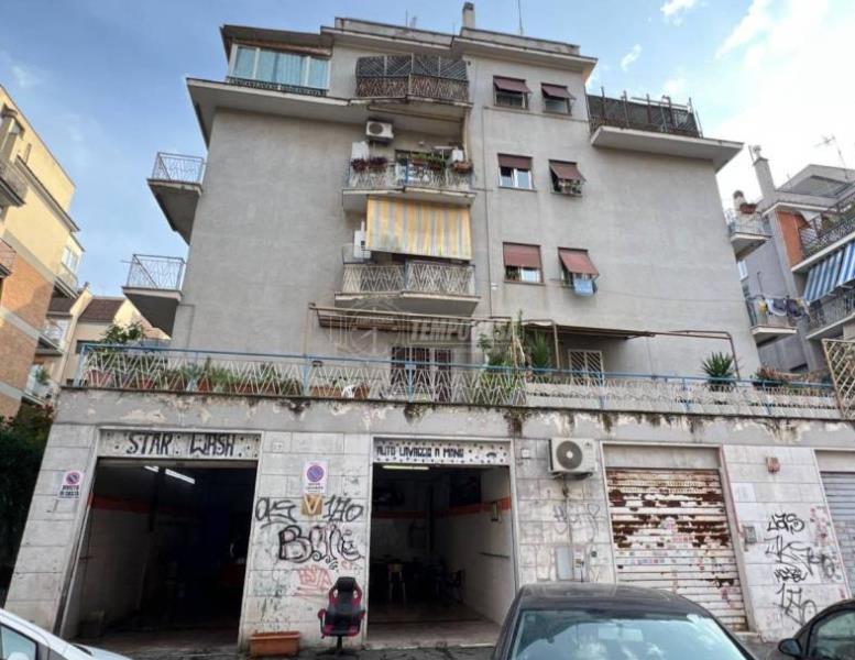 negozio in vendita a Roma in zona Prenestino-Centocelle