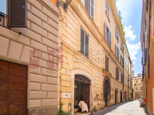 appartamento in vendita a Roma in zona Rione Regola