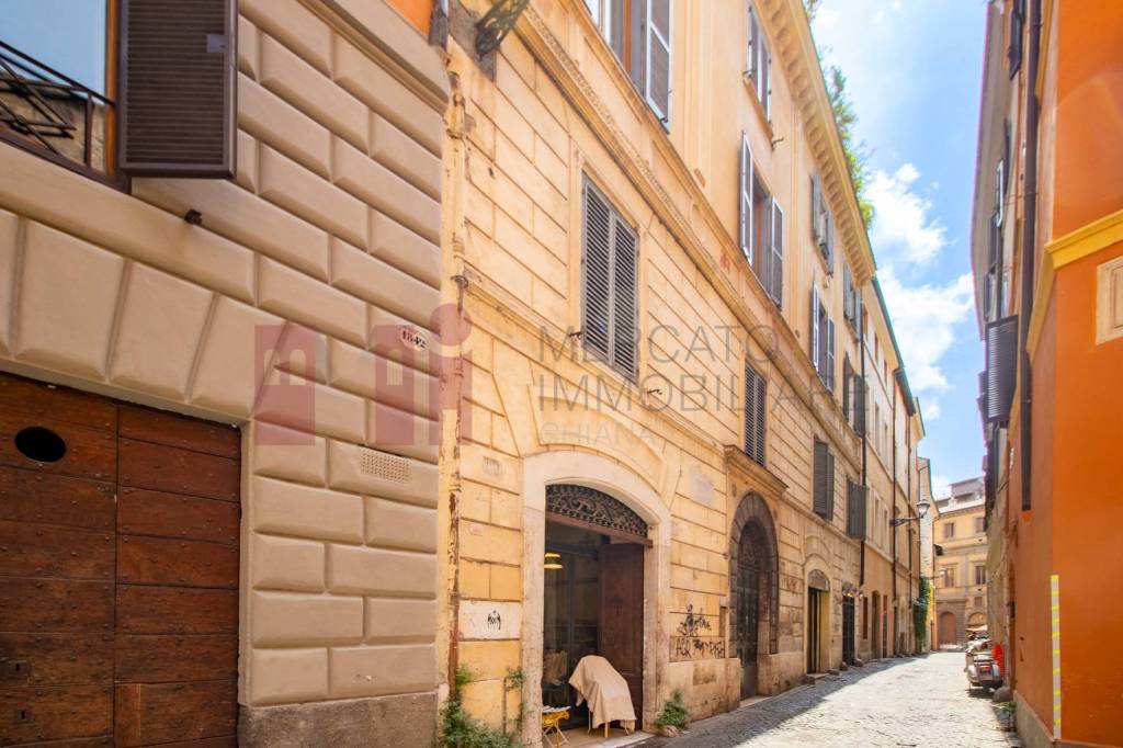 appartamento in vendita a Roma in zona Rione Regola