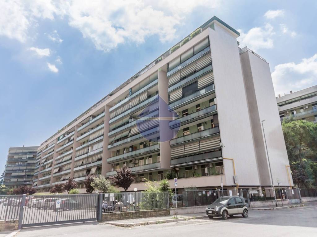 ufficio in vendita a Roma in zona Cinecittà