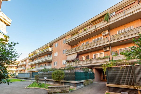 appartamento in vendita a Roma in zona Tor de' Cenci