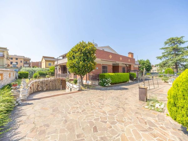 casa indipendente in vendita a Roma in zona Lunghezza