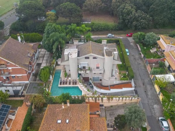 casa indipendente in vendita a Roma in zona Infernetto