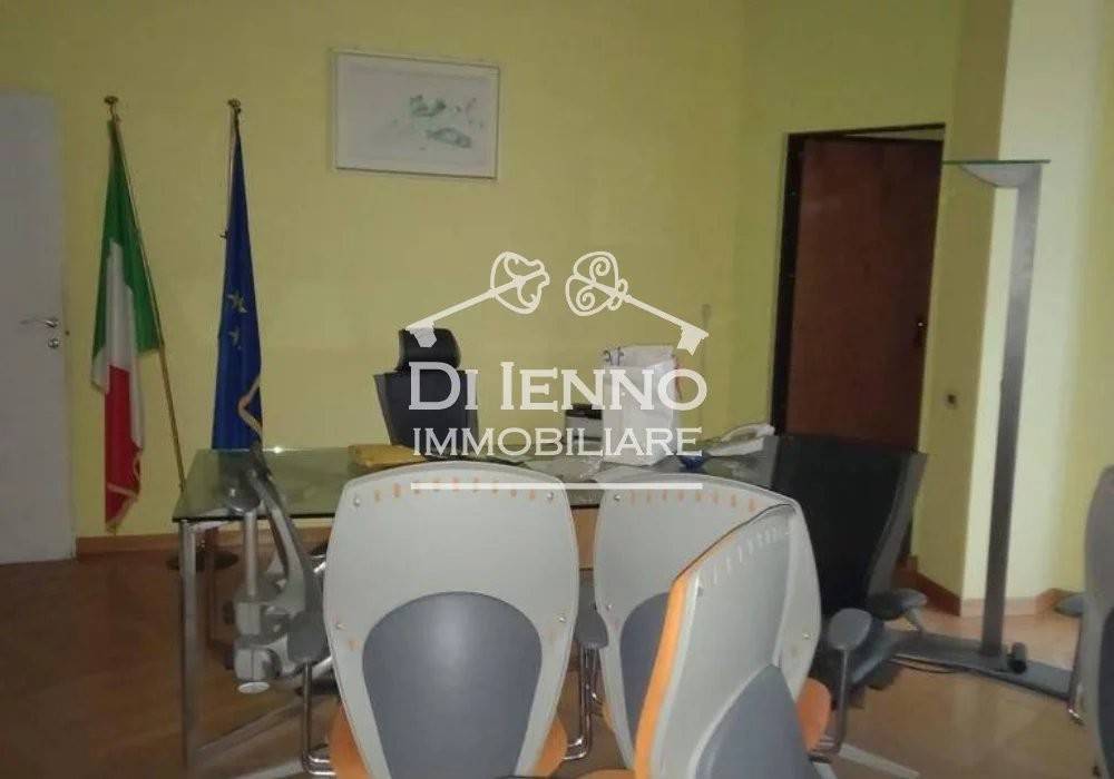 ufficio in vendita a Roma in zona Tuscolano