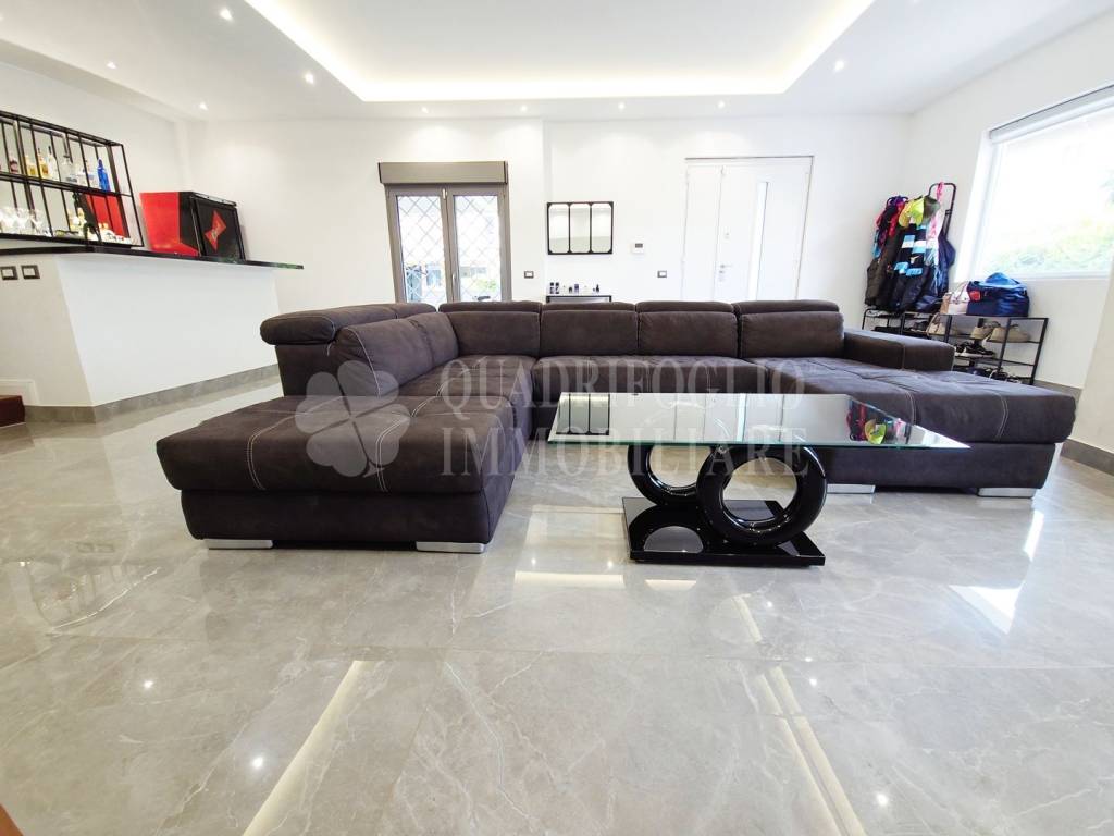 casa indipendente in vendita a Roma in zona Casal Palocco