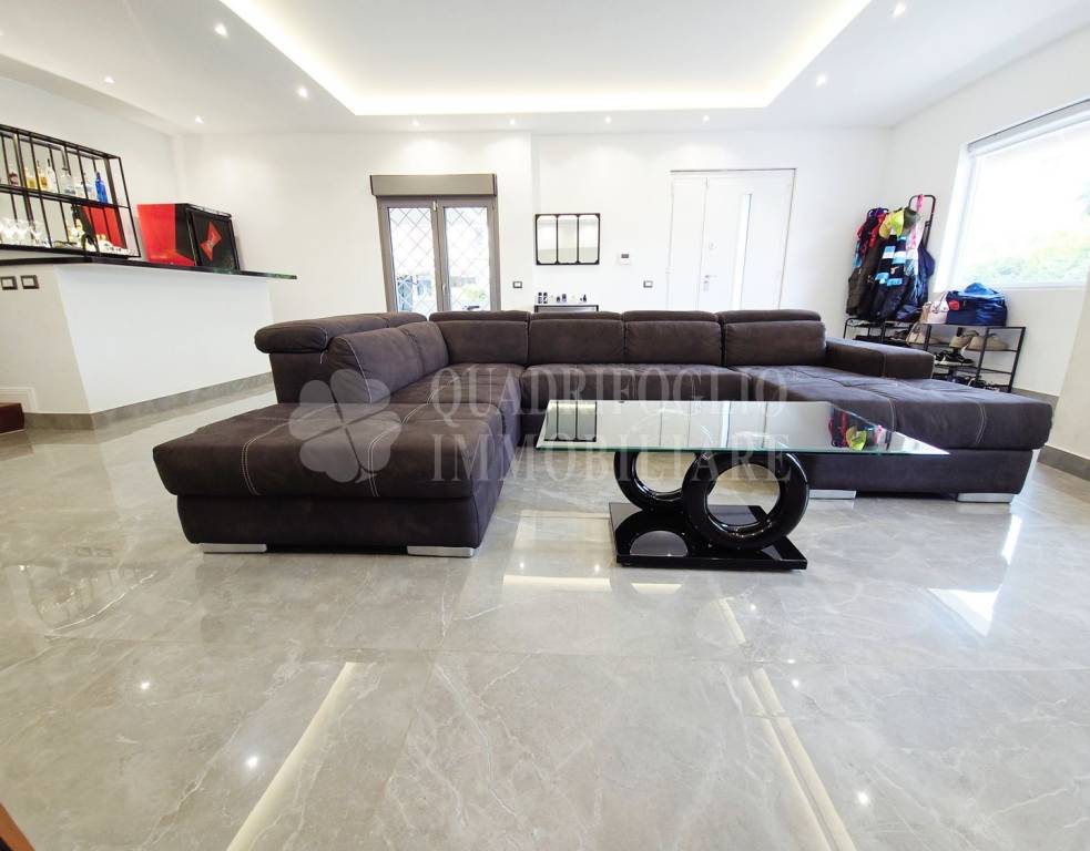 casa indipendente in vendita a Roma in zona Casal Palocco