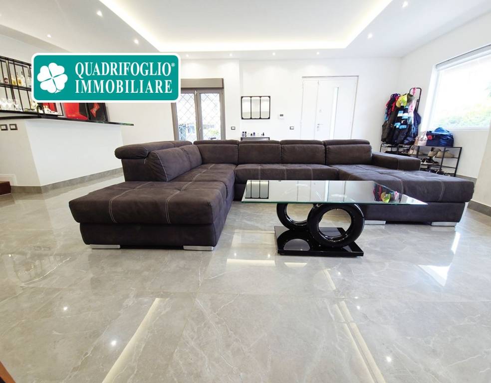 casa indipendente in vendita a Roma in zona Casal Palocco