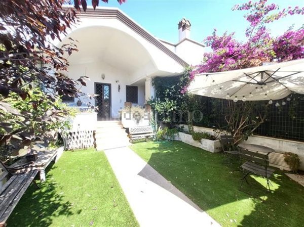 casa indipendente in vendita a Roma in zona Infernetto