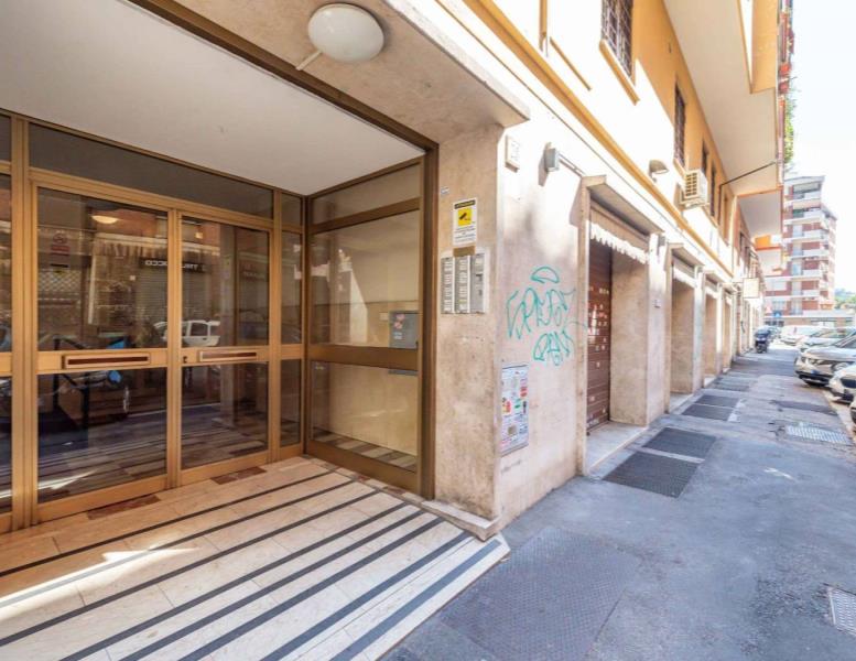appartamento in vendita a Roma in zona Appio Claudio