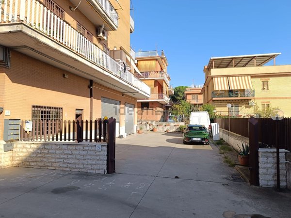 ufficio in vendita a Roma in zona Torre Angela