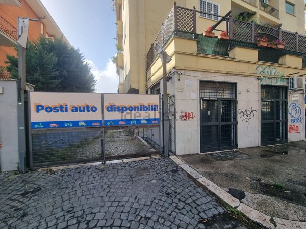 locale commerciale in vendita a Roma