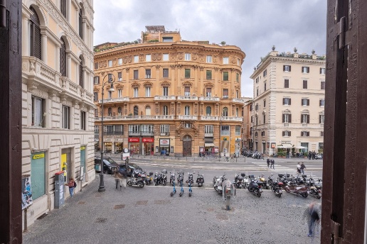 appartamento in vendita a Roma in zona Pigna - Sant'Angelo
