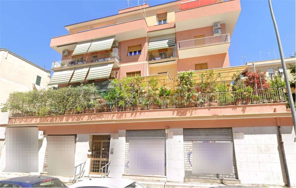 negozio in vendita a Roma in zona Prenestino-Centocelle