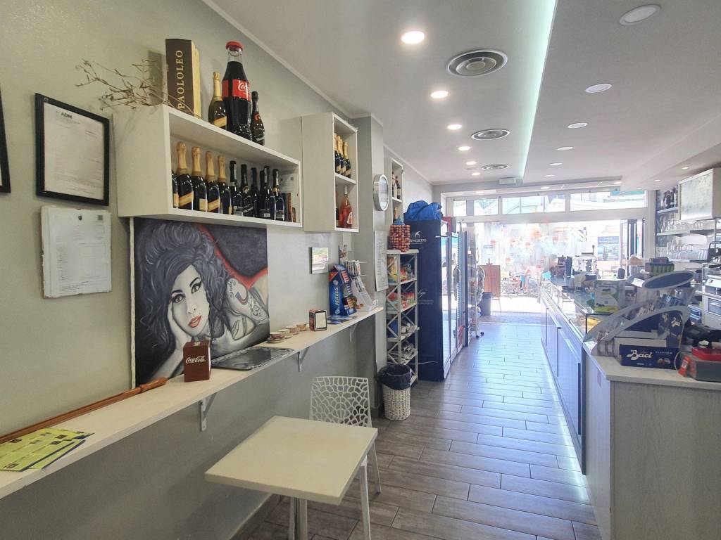 negozio in vendita a Roma in zona Casal Palocco