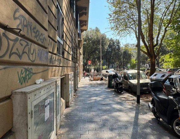 locale commerciale in vendita a Roma in zona Appio Latino