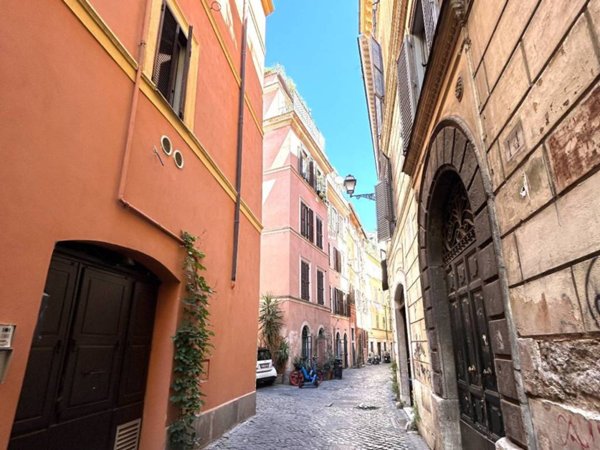 appartamento in vendita a Roma in zona Rione Regola