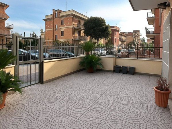 negozio in vendita a Roma in zona Tor Bella Monaca