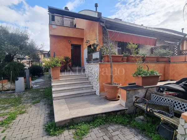 casa indipendente in vendita a Roma in zona Ostia Antica