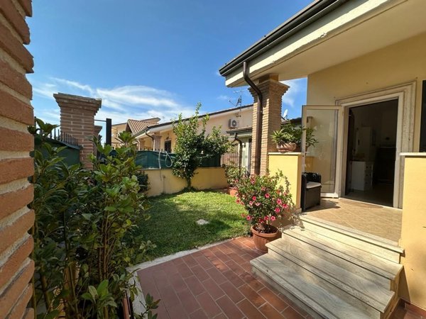casa indipendente in vendita a Roma in zona Ostia Antica