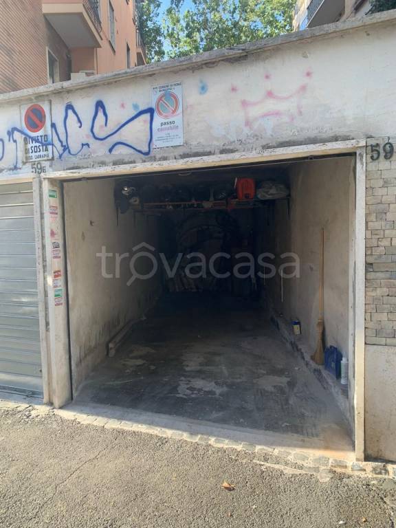locale commerciale in vendita a Roma in zona Appio Latino