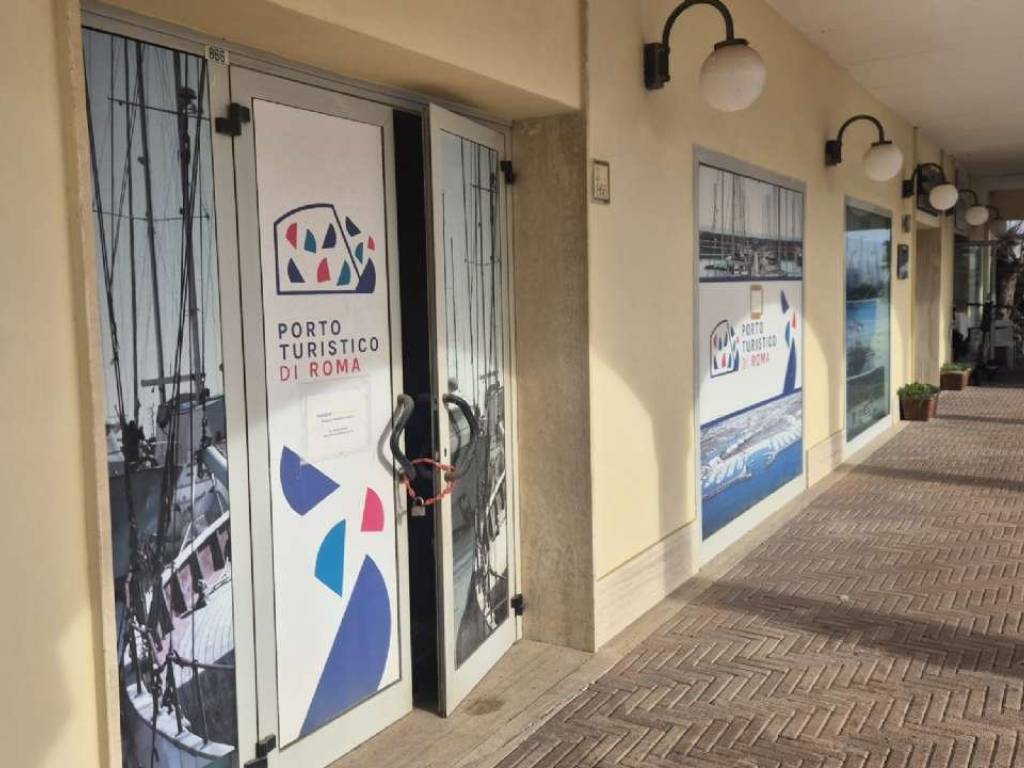 negozio in vendita a Roma in zona Ostia