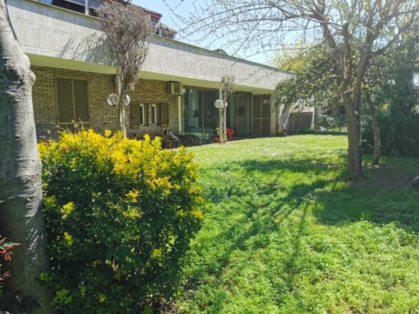 casa indipendente in vendita a Roma in zona Casal Palocco