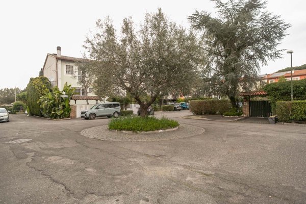 pentavano in vendita a Roma in zona Casal Palocco