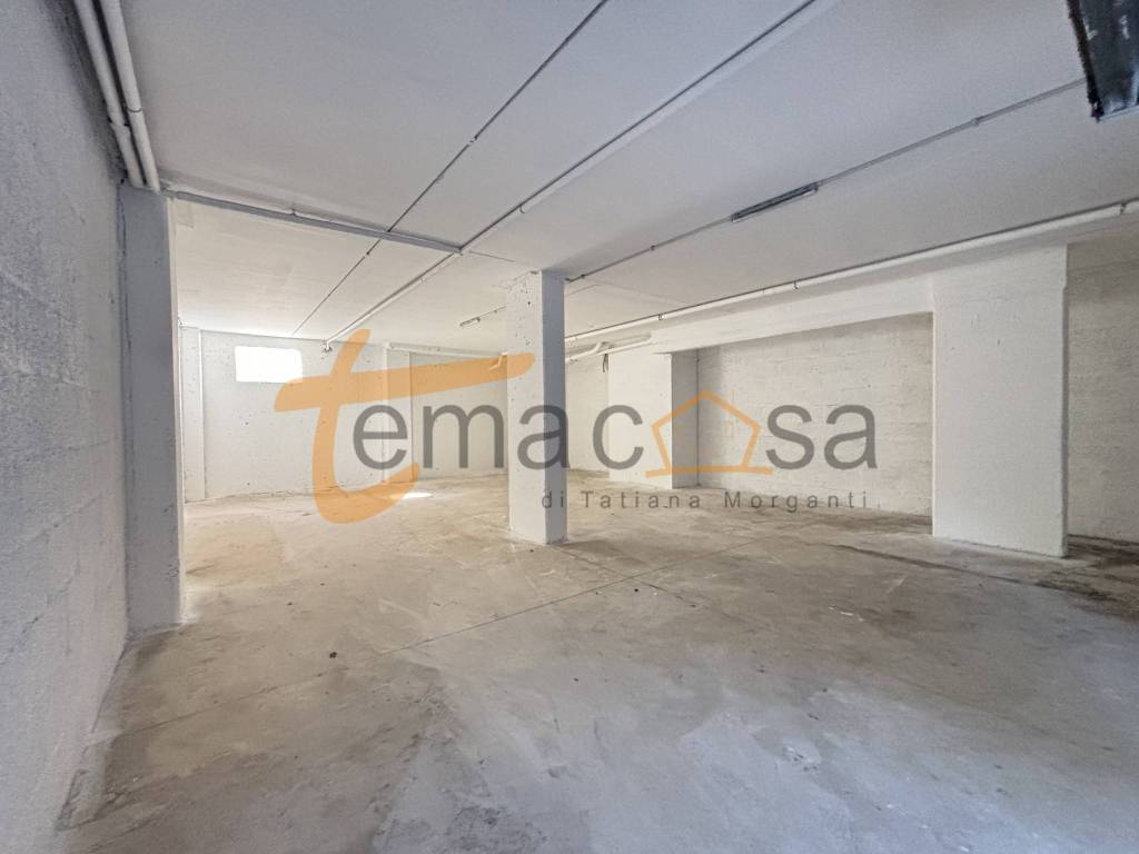 locale di sgombero in vendita a Roma in zona Tor Bella Monaca