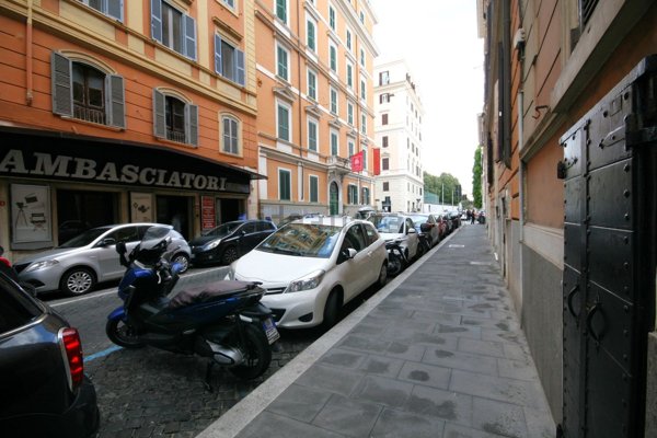 locale commerciale in vendita a Roma in zona Castro Pretorio
