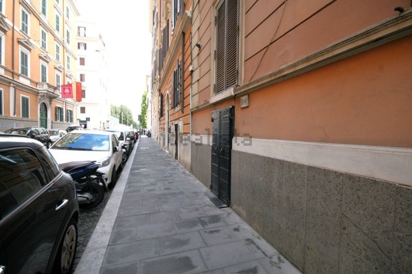 locale commerciale in vendita a Roma in zona Castro Pretorio