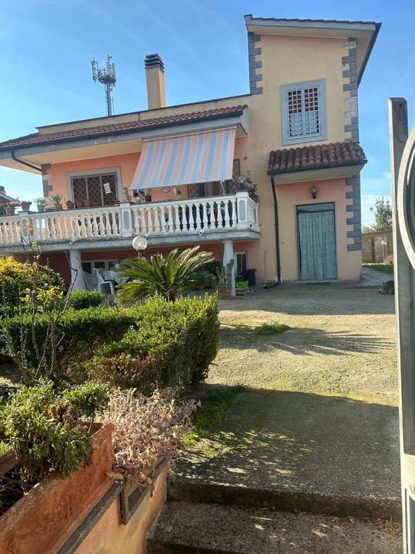 casa indipendente in vendita a Roma in zona Castelverde