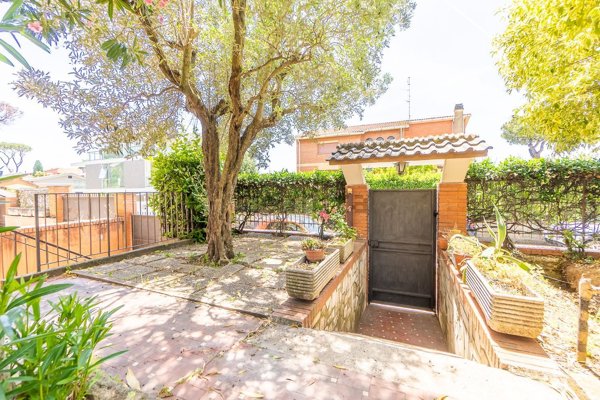 casa indipendente in vendita a Roma