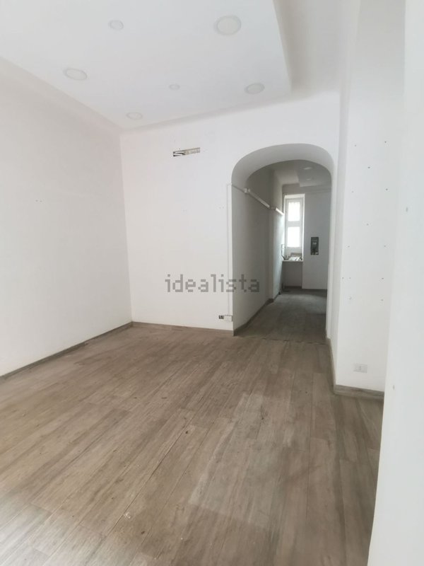 locale commerciale in vendita a Roma in zona Appio Latino