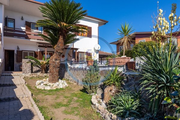 casa indipendente in vendita a Roma in zona Acilia