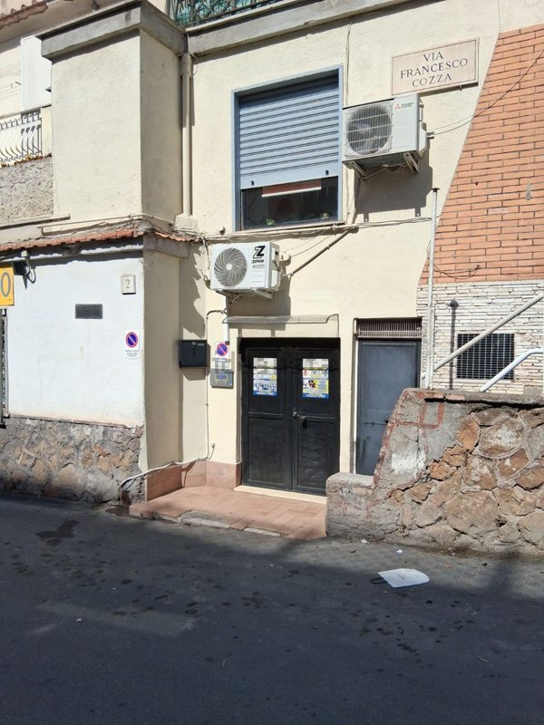 locale commerciale in vendita a Roma in zona Torre Angela